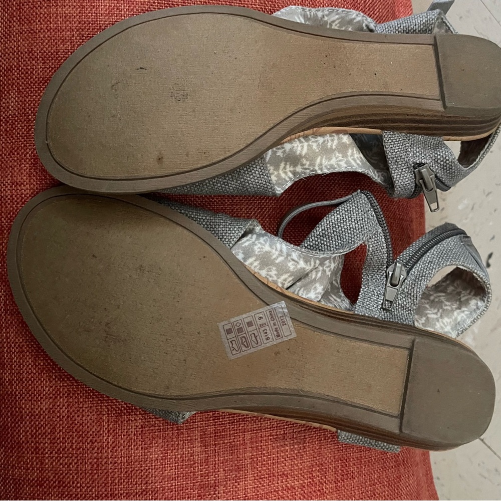 Blowfish Textured Gray Sandals - Picture 3 of 3